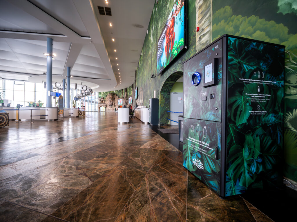 Automat kaucyjny obsługujący zwroty butelek i puszek w Suntago
