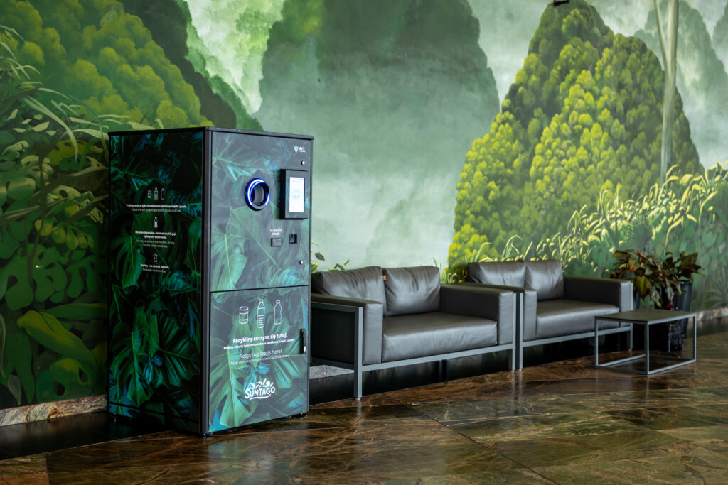 Automat RVM90 ustawiony przy kasach w Suntago